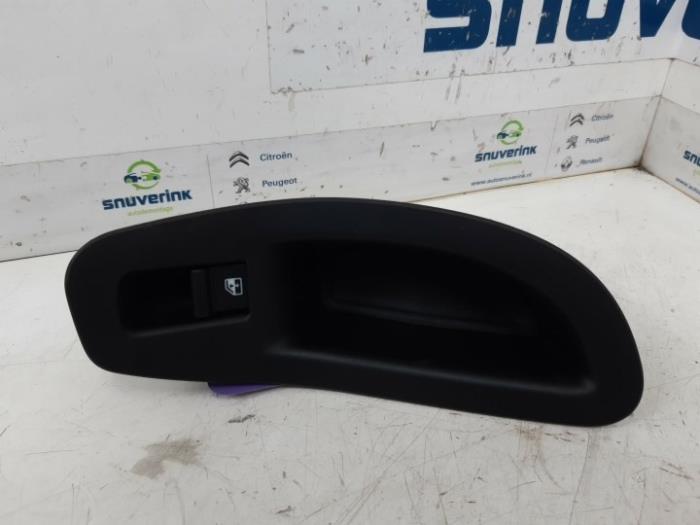 Usados Interruptor de ventanilla eléctrica Fiat 500X (334) 1.4 Multi Air 16V Precio € 24,99 Norma de margen ofrecido por Snuverink Autodemontage