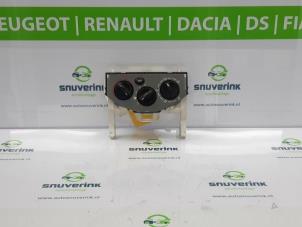 Gebrauchte Heizung Bedienpaneel Renault Trafic New (FL) 2.0 dCi 16V 90 Preis € 60,50 Mit Mehrwertsteuer angeboten von Snuverink Autodemontage