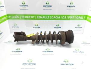 Usados Barra de amortiguador derecha delante Renault Trafic New (FL) 2.0 dCi 16V 90 Precio € 72,60 IVA incluido ofrecido por Snuverink Autodemontage