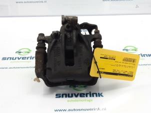 Używane Zacisk hamulcowy lewy tyl Renault Trafic New (FL) 2.0 dCi 16V 90 Cena € 83,49 Z VAT oferowane przez Snuverink Autodemontage