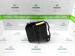 Usagé Boîtier de batterie Renault Twingo II (CN) 1.2 16V Prix sur demande proposé par Snuverink Autodemontage