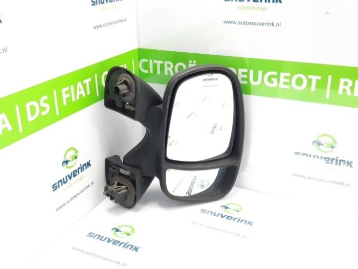Wing mirror, right from a Renault Trafic New (FL) 2.0 dCi 16V 90 2010