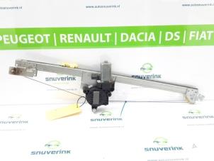 Używane Mechanizm szyby lewej przedniej wersja 2-drzwiowa Renault Trafic New (FL) 2.0 dCi 16V 90 Cena € 48,40 Z VAT oferowane przez Snuverink Autodemontage