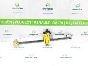 Używane Mechanizm szyby prawej przedniej wersja 2-drzwiowa Renault Trafic New (FL) 2.0 dCi 16V 90 Cena € 36,30 Z VAT oferowane przez Snuverink Autodemontage