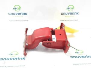 Used Rear door hinge, right Renault Trafic New (FL) 2.0 dCi 16V 90 Price € 48,40 Inclusive VAT offered by Snuverink Autodemontage