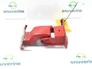 Used Rear door hinge, right Renault Trafic New (FL) 2.0 dCi 16V 90 Price € 48,40 Inclusive VAT offered by Snuverink Autodemontage