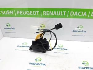 Gebrauchte Schiebetür Schließmechanik links Renault Kangoo/Grand Kangoo (KW) 1.6 16V Preis € 30,00 Margenregelung angeboten von Snuverink Autodemontage