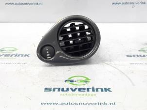 Used Dashboard vent Renault Clio III (BR/CR) 1.2 16V TCe 100 Price € 30,00 Margin scheme offered by Snuverink Autodemontage