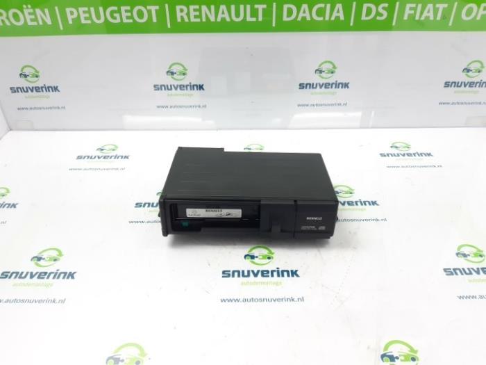 Używane Odtwarzacz CD Renault Scénic II (JM) 1.6 16V Cena € 29,74 Procedura marży oferowane przez Snuverink Autodemontage
