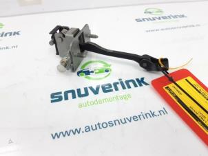 Używane Ogranicznik drzwi lewych tylnych wersja 4-drzwiowa Citroen C4 Berline (NC) 1.6 Hdi Cena € 10,00 Procedura marży oferowane przez Snuverink Autodemontage