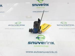 Gebrauchte Scheibensprüherpumpe vorne Renault Twingo II (CN) 1.2 16V Preis auf Anfrage angeboten von Snuverink Autodemontage