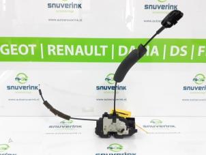 Używane Mechanizm blokady drzwi lewych tylnych wersja 4-drzwiowa Renault Megane III Berline (BZ) 1.5 dCi 110 Cena € 20,00 Procedura marży oferowane przez Snuverink Autodemontage