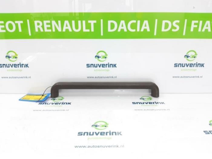 Begagnade Handtag Peugeot J5 (280P) 2.5 D Pris € 10,33 Marginaltabell erbjuds av Snuverink Autodemontage