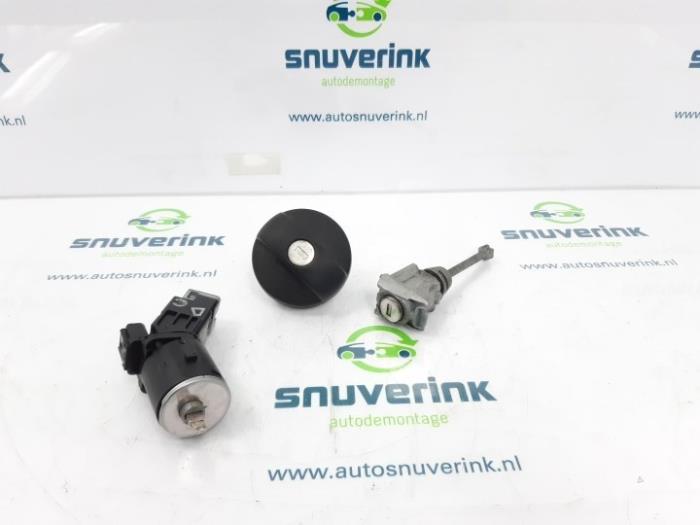 Używane Stacyjka + Kluczyk Peugeot 208 I (CA/CC/CK/CL) 1.2 Vti 12V PureTech 82 Cena € 54,00 Procedura marży oferowane przez Snuverink Autodemontage