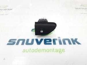 Used Central locking switch Renault Clio IV Estate/Grandtour (7R) 1.5 Energy dCi 90 FAP Price € 15,00 Margin scheme offered by Snuverink Autodemontage