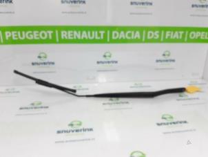 Used Front wiper arm Renault Clio IV Estate/Grandtour (7R) 1.5 Energy dCi 90 FAP Price € 20,00 Margin scheme offered by Snuverink Autodemontage