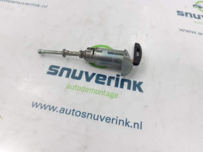 Door lock cylinder, left from a Renault Clio IV Estate/Grandtour (7R) 1.5 Energy dCi 90 FAP 2015