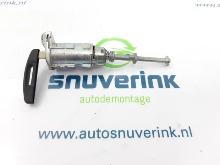 Door lock cylinder, left from a Renault Clio IV (5R) 0.9 Energy TCE 90 12V 2013