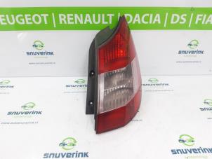 Usagé Feu arrière secondaire droit Renault Scénic II (JM) 1.9 dCi 120 Prix € 30,00 Règlement à la marge proposé par Snuverink Autodemontage