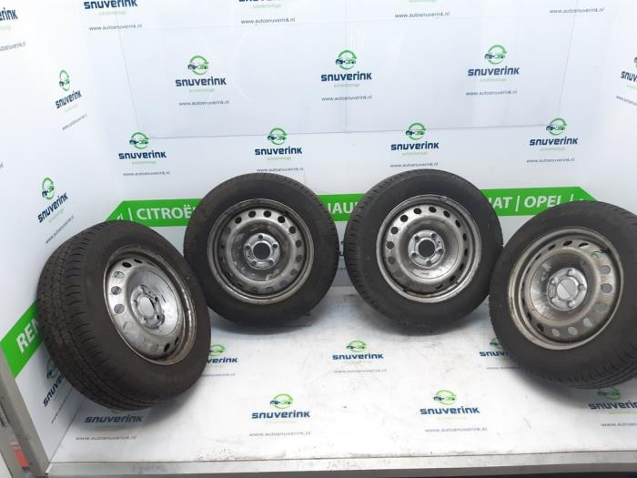 Set of wheels + tyres from a Nissan Primastar 2.0 dCi 90 2014