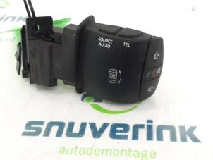 Used Steering wheel mounted radio control Opel Movano 2.3 CDTi Biturbo 16V FWD Price € 30,25 Inclusive VAT offered by Snuverink Autodemontage