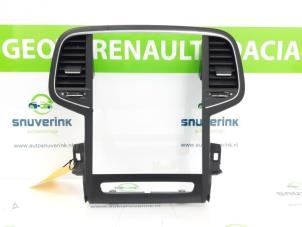 Używane Kratka wentylacyjna deski rozdzielczej Renault Megane IV (RFBB) 1.5 Energy dCi 110 Cena € 90,00 Procedura marży oferowane przez Snuverink Autodemontage