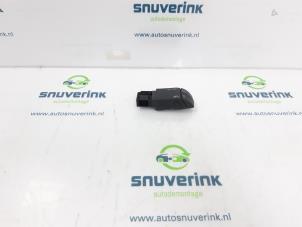 Gebrauchte Radiobedienung Lenkrad Renault Twingo II (CN) 1.2 16V Preis € 15,00 Margenregelung angeboten von Snuverink Autodemontage