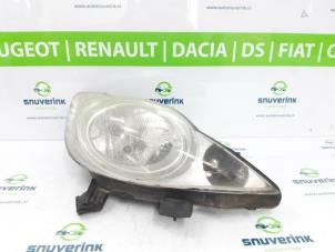 Używane Reflektor prawy Peugeot 107 1.0 12V Cena € 50,00 Procedura marży oferowane przez Snuverink Autodemontage