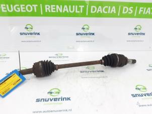 Usagé Arbre de transmission avant gauche Peugeot 107 1.0 12V Prix € 40,00 Règlement à la marge proposé par Snuverink Autodemontage