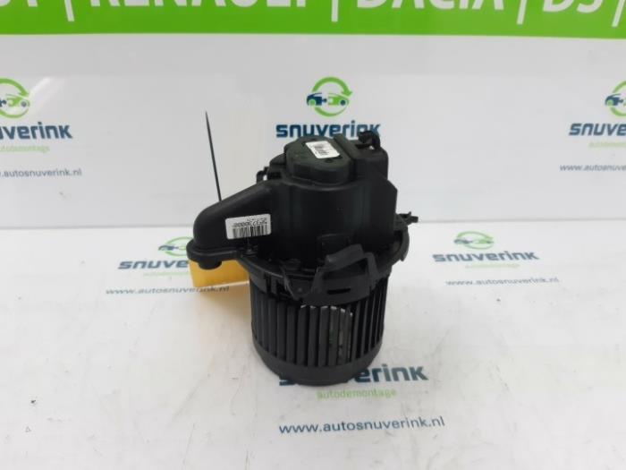 Heating and ventilation fan motor from a Renault Captur (2R) 1.5 Energy dCi 90 FAP 2014