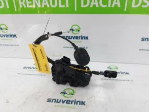 Usagé Serrure arrière gauche Renault Captur (2R) 1.5 Energy dCi 90 FAP Prix € 30,00 Règlement à la marge proposé par Snuverink Autodemontage