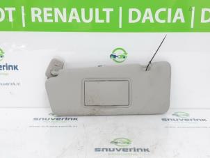 Używane Oslona przeciwsloneczna Renault Captur (2R) 1.5 Energy dCi 90 FAP Cena € 15,00 Procedura marży oferowane przez Snuverink Autodemontage