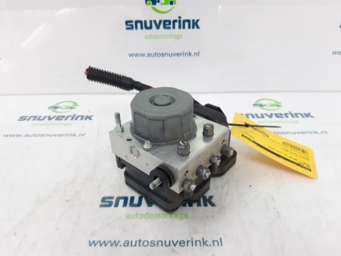 ABS pump from a Renault Captur (2R) 1.5 Energy dCi 90 FAP 2014
