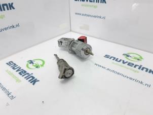 Used Ignition lock + key Renault Clio III (BR/CR) 1.4 16V Price € 60,00 Margin scheme offered by Snuverink Autodemontage