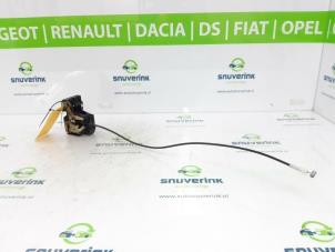 Używane Mechanizm blokady drzwi prawych tylnych wersja 4-drzwiowa Renault Scénic I (JA) 1.6 16V Cena € 25,00 Procedura marży oferowane przez Snuverink Autodemontage