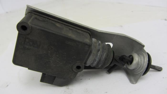 Tank flap lock motor from a Peugeot 407 (6D) 2.2 HDiF 16V 2006