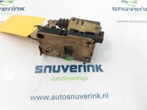 Używane Mechanizm blokady drzwi prawych tylnych wersja 4-drzwiowa Renault Scénic I (JA) 1.6 16V Cena € 30,00 Procedura marży oferowane przez Snuverink Autodemontage