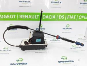 Używane Dzwignia zmiany biegów Renault Megane II (BM/CM) 2.0 16V Cena € 50,00 Procedura marży oferowane przez Snuverink Autodemontage