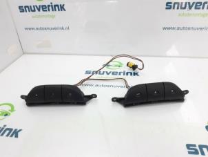 Used Steering wheel mounted radio control Opel Vivaro 2.5 DTI 16V Price € 50,00 Margin scheme offered by Snuverink Autodemontage