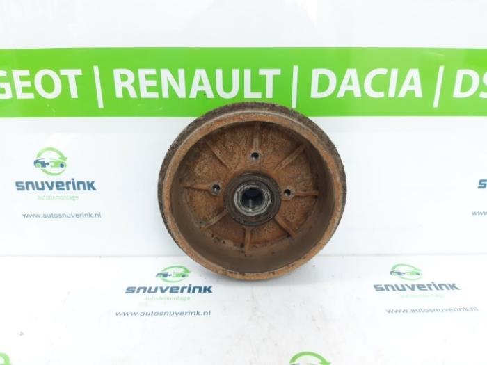 Rear brake drum from a Peugeot 207/207+ (WA/WC/WM) 1.4 16V 2006