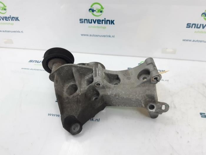 Air conditioning bracket from a Renault Clio III (BR/CR) 1.5 dCi FAP 2012