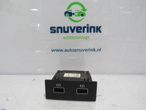 Usados Conexión AUX-USB Renault Zoé (AG) R135 Precio € 48,40 IVA incluido ofrecido por Snuverink Autodemontage