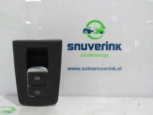 Używane Przelacznik hamulca postojowego Renault Zoé (AG) R135 Cena € 36,30 Z VAT oferowane przez Snuverink Autodemontage