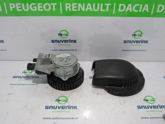 Używane Silnik wentylatora Renault Zoé (AG) R135 Cena € 134,21 Z VAT oferowane przez Snuverink Autodemontage