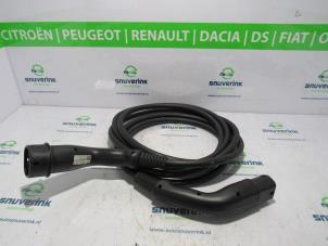 Używane Kabel ladowania samochodu elektrycznego Renault Zoé (AG) R135 Cena € 326,70 Z VAT oferowane przez Snuverink Autodemontage