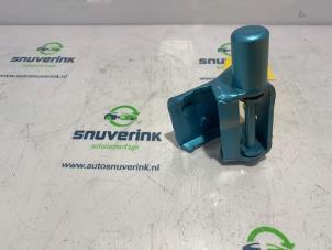 Used Rear door hinge, left Renault Zoé (AG) R135 Price € 30,25 Inclusive VAT offered by Snuverink Autodemontage
