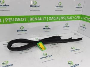Used Roof strip, left Opel Combo 1.3 CDTI 16V Price € 36,30 Inclusive VAT offered by Snuverink Autodemontage