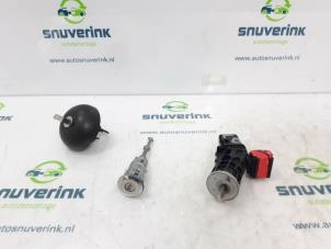 Used Set of locks Renault Twingo III (AH) 1.0 SCe 70 12V Price € 100,00 Margin scheme offered by Snuverink Autodemontage