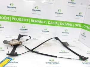 Usagé Mécanique vitre 2portes avant gauche Peugeot 206 CC (2D) 1.6 16V Prix € 60,00 Règlement à la marge proposé par Snuverink Autodemontage
