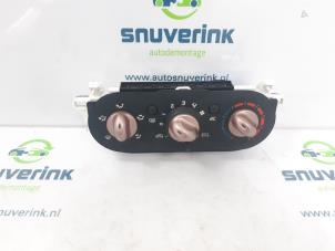 Usados Panel de control de calefacción Renault Twingo II (CN) 1.2 16V Precio € 30,00 Norma de margen ofrecido por Snuverink Autodemontage